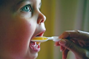 Kind-schluckt-Medizin